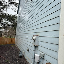 House-Washing-in-Newport-OR-Removing-Deep-Red-Orange-Algae-from-Vinyl-Siding 0