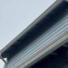 House-Washing-in-Newport-OR-Removing-Deep-Red-Orange-Algae-from-Vinyl-Siding 2